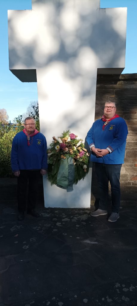 Hannes Schlüter und Dennis van Pluer legten den Kranz anlässlich des Volkstrauertages 2022 nieder